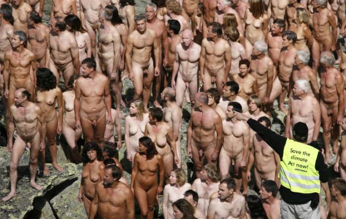 Nudi sul ghiacciaio contro l'effetto serra