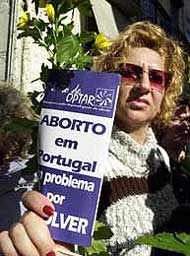 Portogallo, migliaia in strada contro l'aborto