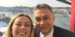 Meloni vola a Budapest per un selfie-opportunity con Orban: "L'Italia guardi a Visegrad e non a Bruxelles"