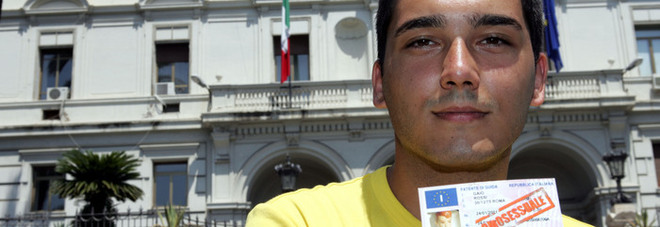 Patente sospesa perché gay, lo Stato dovrà dargli 100mila euro di risarcimento