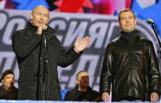 Russia, Medvedev diventa presidente. Putin resta in regia.