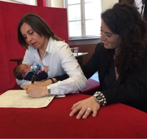 A Torino registato figlio di due mamme. La novità è che la decisione non l'ha amessa un tribunale, ma il sindaco.