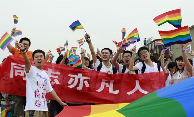 Cina, Weibo censura la parola gay. Ma gli internauti protestano e il social network ritratta