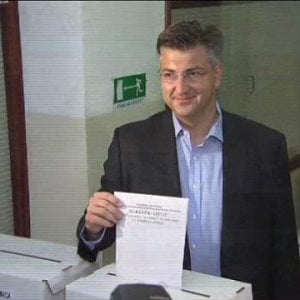 Croazia: vincono i nazionalconservatori, ma dovranno fare governo di coalizione