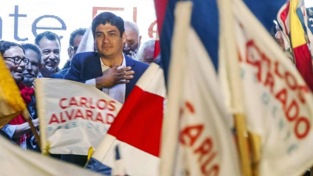 Ex rocker e scrittore Alvarado nuovo presidente del Costa Rica, ha sconfitto il predicatore anti gay