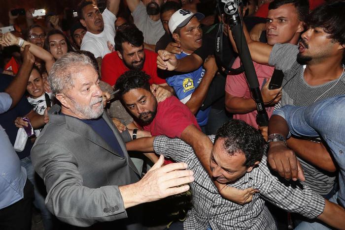 Lula si è costituito ed è in carcere. Scontri tra i suoi sostenitori e la polizia