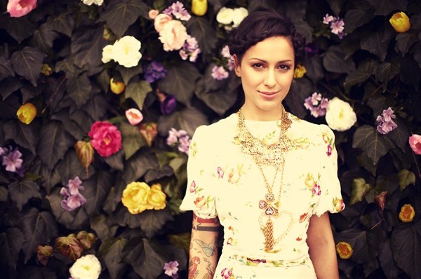 Syria canta e scrive al futuro