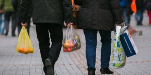 "I sacchetti per frutta e verdura si potranno portare da casa". Via libera dal Ministero della Salute