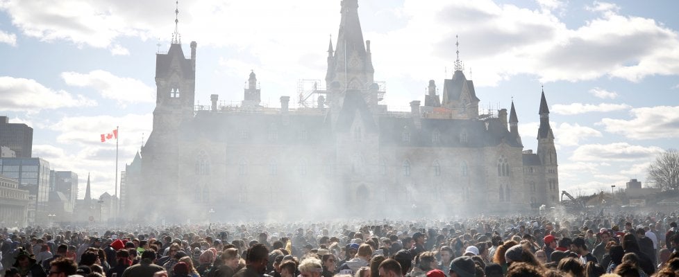 Una manifestazione per la legalizzazione della canapa davanti al Parlamento canadese a Ottawa lo scorso 20 aprile