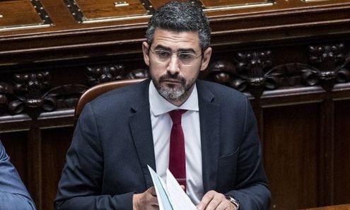 Famiglie arcobaleno, Fraccaro: "Non è possibile annullare la registrazione all'anagrafe dei figli di coppie gay"