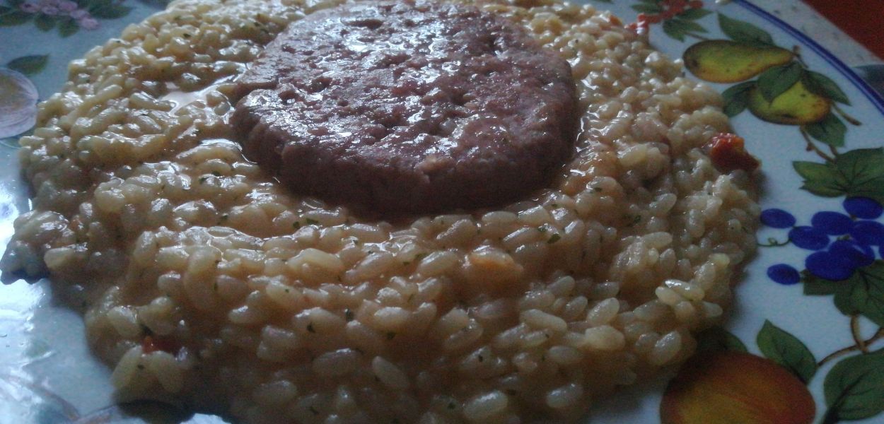 Medaglione di hamburger su risotto