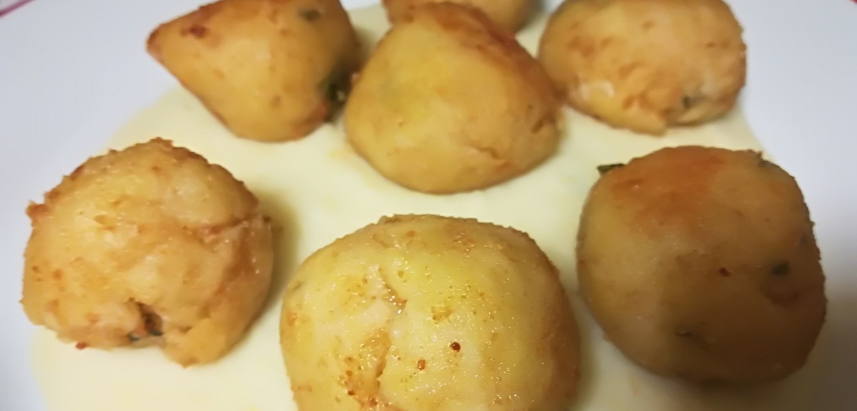 Polpette di patate e pancetta su un letto di purè