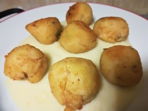 Polpette di patate e pancetta su un letto di purè