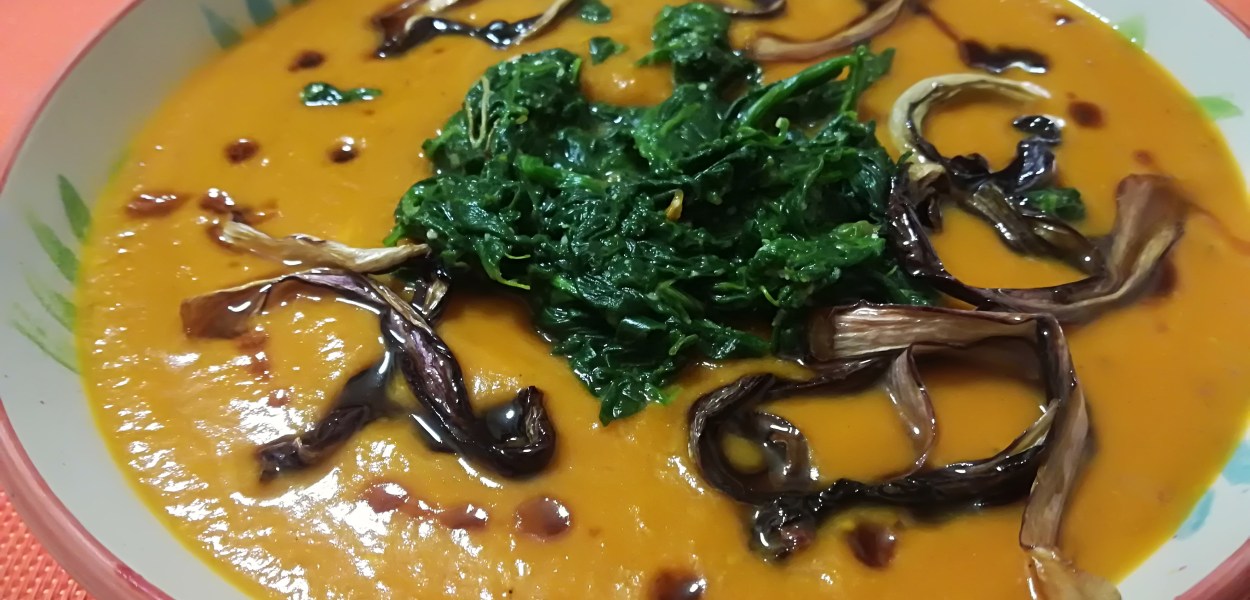 Vellutata di zucca con spinaci e cipolle caramellate