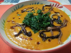 Vellutata di zucca con spinaci e cipolle caramellate