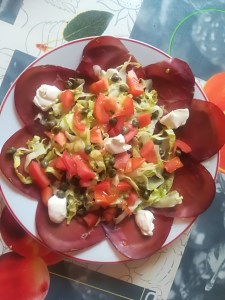 Insalata di pomodori e capperi su fiore di bresaola