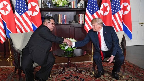 Singapore: storica stretta di mano tra Trump e Kim Jong-un