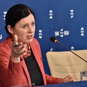 Rom, commissaria alla Giustizia Ue contro Salvini: "Deplorevole l'idea del censimento"