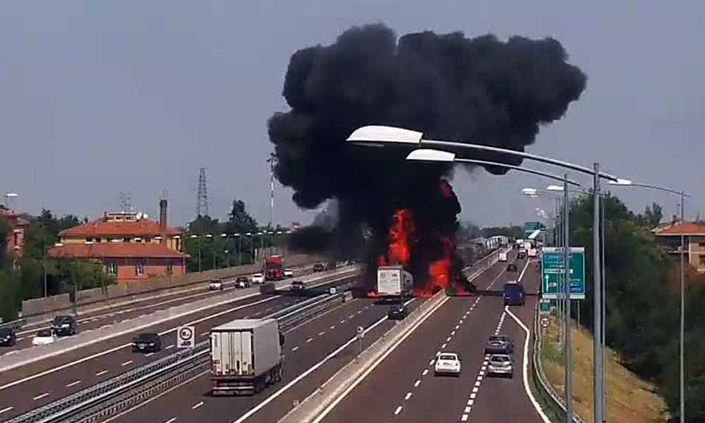 Bologna, incidente ed esplosione in A14