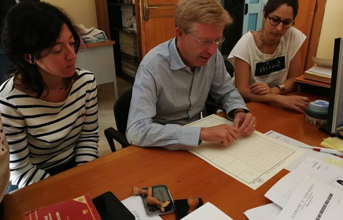 Agrigento, il sindaco ha registrato il figlio di una coppia gay