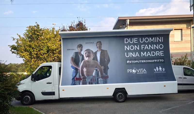 Due uomini non fanno una madre: nuova provocazione dei cattolici oscurantisti