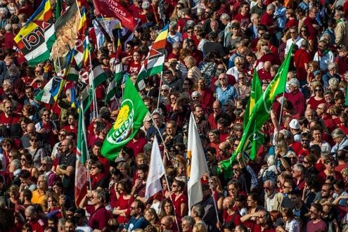 Una piazza rossa a Milano, migliaia di magliette anti-intolleranza riempiono il Duomo