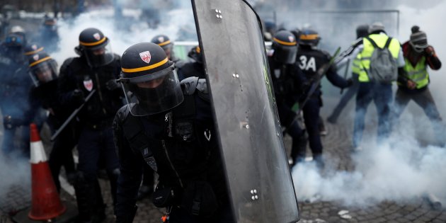 Francia: scontri e lacrimogeni sugli Champs-Elysées