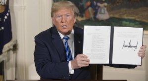 Trump colpisce l'Iran e ripristina le sanzioni.