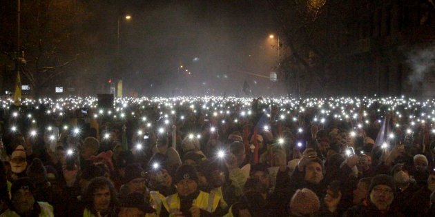 Ungheresi da quattro giorni in piazza contro "legge schiavitù"