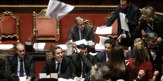 Senato, legge stabilità approvata senza discuterla
