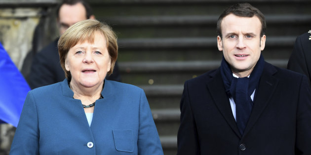 Fischi e urla sul rinsaldato asse franco-tedesco. Proteste alla firma del trattato di Aquisgrana tra Merkel e Macron