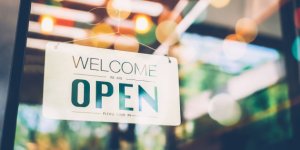 Intesa Lega-M5S: negozi aperti per 26 domeniche l'anno e 4 festività