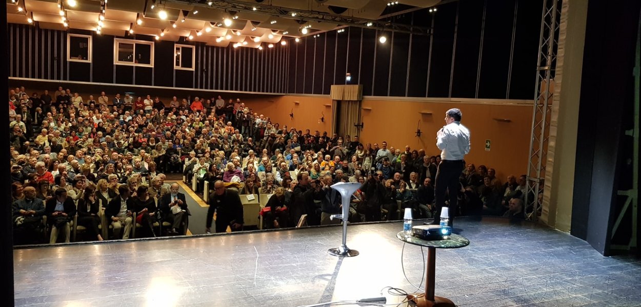 Renzi: "Orgoglioso dei miei genitori", e querela in diretta Travaglio