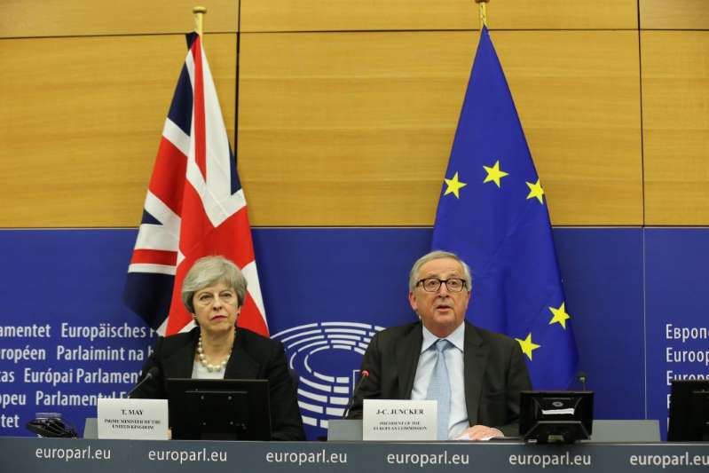 Brexit: sul filo di lana May sigla un ‘nuovo accordo’ con l’Ue sul confine con l’Irlanda