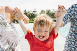 Piccolo comune del milanese iscrive all’anagrafe una bambina con due mamme e l’attribuzione del doppio cognome