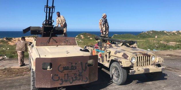 Libia, è fuga internazionale: via i soldati americani e gli imprenditori italiani. Sarraj accusa Macron