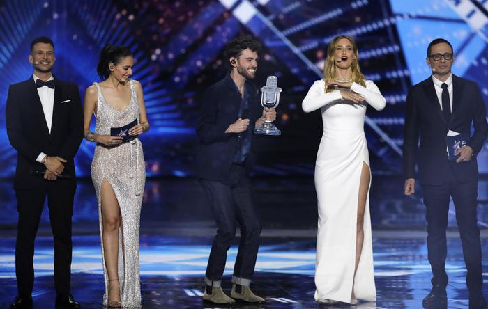 Duncan Laurence con i quattro conduttori Assi Azar, Lucy Ayoub, Bar Refaeli e Erez Tal.