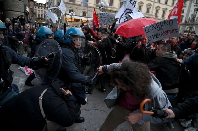 In mille protestano a Firenze contro Salvini: cariche della polizia