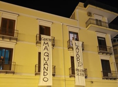 #Salvinitoglianchequesti, piccoli striscioni crescono