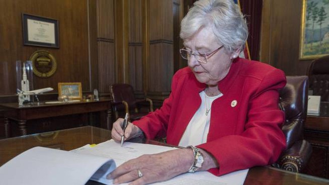 Dopo il divieto all'aborto, l'Alabama approva pure la castrazione chimica
