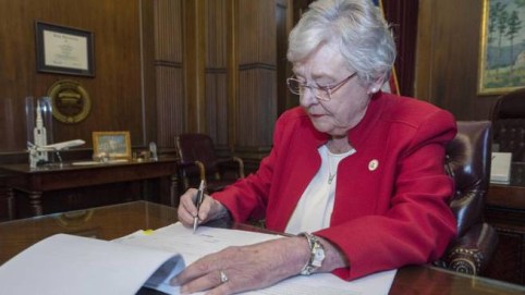 Dopo il divieto all'aborto, l'Alabama approva pure la castrazione chimica