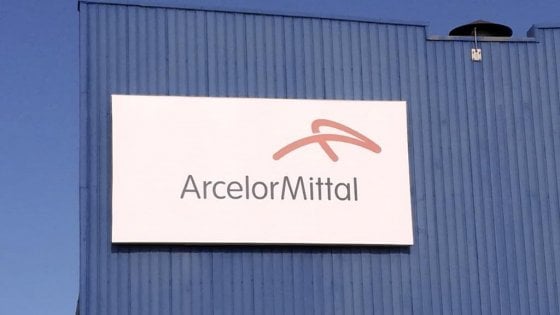 L'annuncio shock dell'ad di ArcelorMittal: "Senza immunità l'ex Ilva di Taranto chiuderà il 6 settembre".