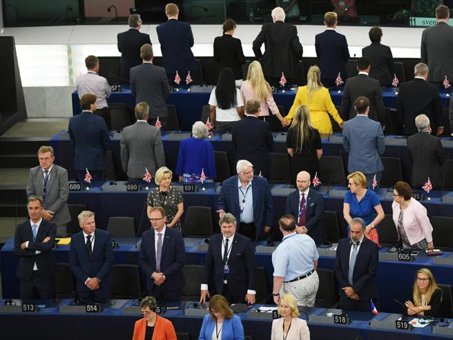 Parlamento europeo, i deputati Brexit voltano le spalle all’inno europeo