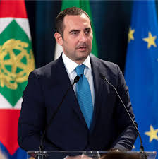 Sottosegretario Spadafora accusa Salvini di sessismo. Quest'ultimo vuole le sue dimissioni, ma lui non ci pensa proprio.