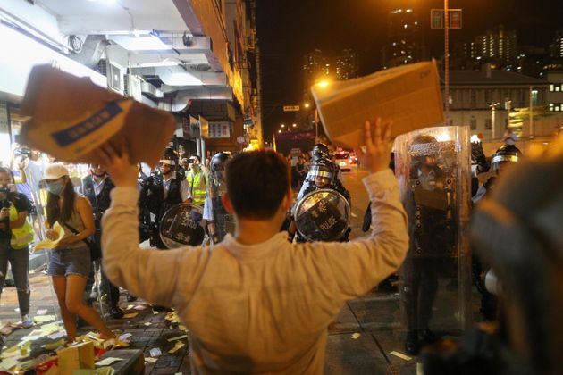A Hong Kong i manifestanti arretrano, i blindati avanzano