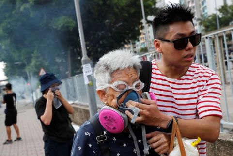 Gas lacrimogeni contro i manifestanti a Hong Kong. L'ex colonia bloccata dallo sciopero generale