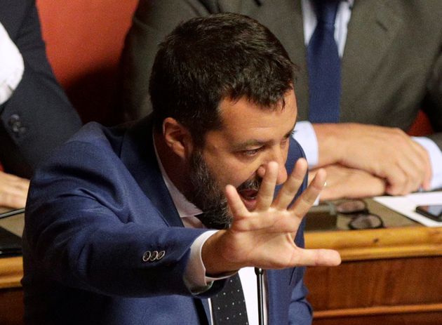 Le manovre di Salvini per tentare di chiudere la crisi che lui stesso ha aperto