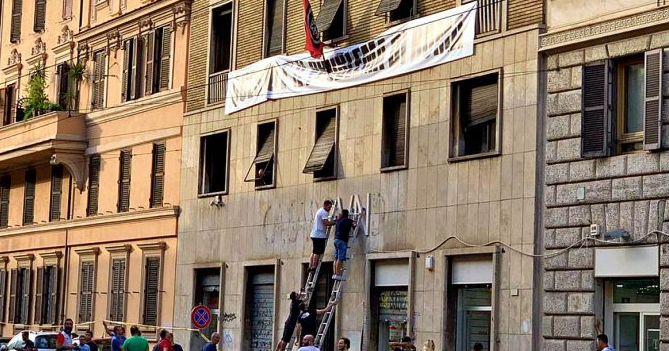 Roma, rimossa la scritta Casapound dal palazzo occupato.