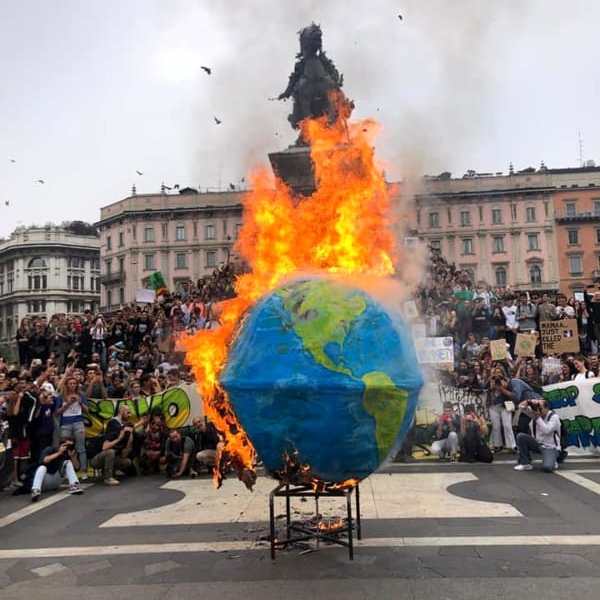 Fridays For Future: la grande manifestazione attraversa le vie del centro di Milano