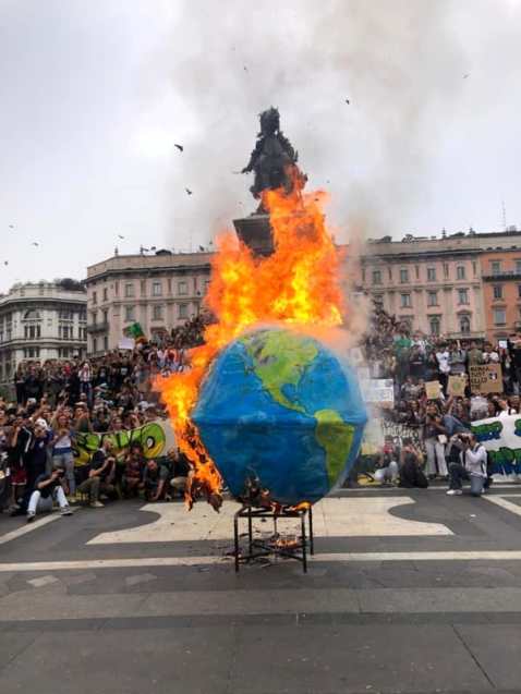 Fridays For Future: la grande manifestazione attraversa le vie del centro di Milano
